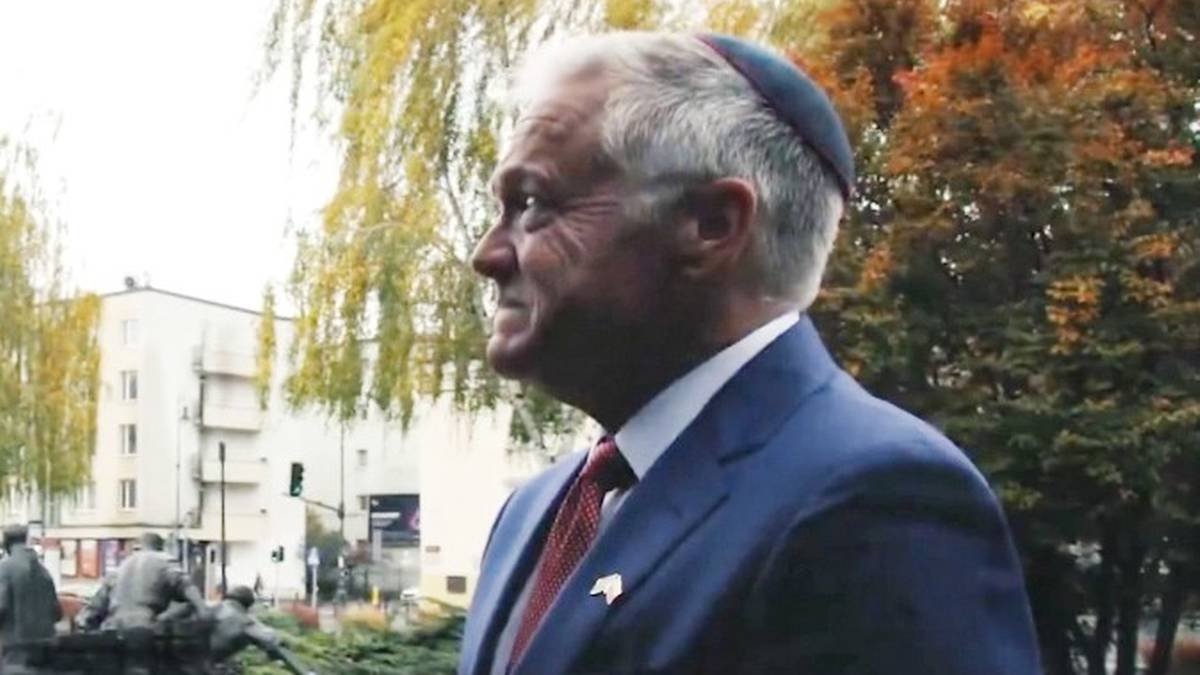 - Ogromnie się cieszę, że jestem w Polsce i nie mogę się powstrzymać, by Was spotkać - oświadczył nowy ambasador USA Thomas Rose, który dotarł już do Warszawy. Oficjalnie rozpocznie sprawowanie swojej funkcji po wręczeniu listów uwierzytelniających Prezydentowi Karolowi Nawrockiemu. Nowy ambasador USA już w Polsce. "Nie mogę się doczekać, aby was poznać"