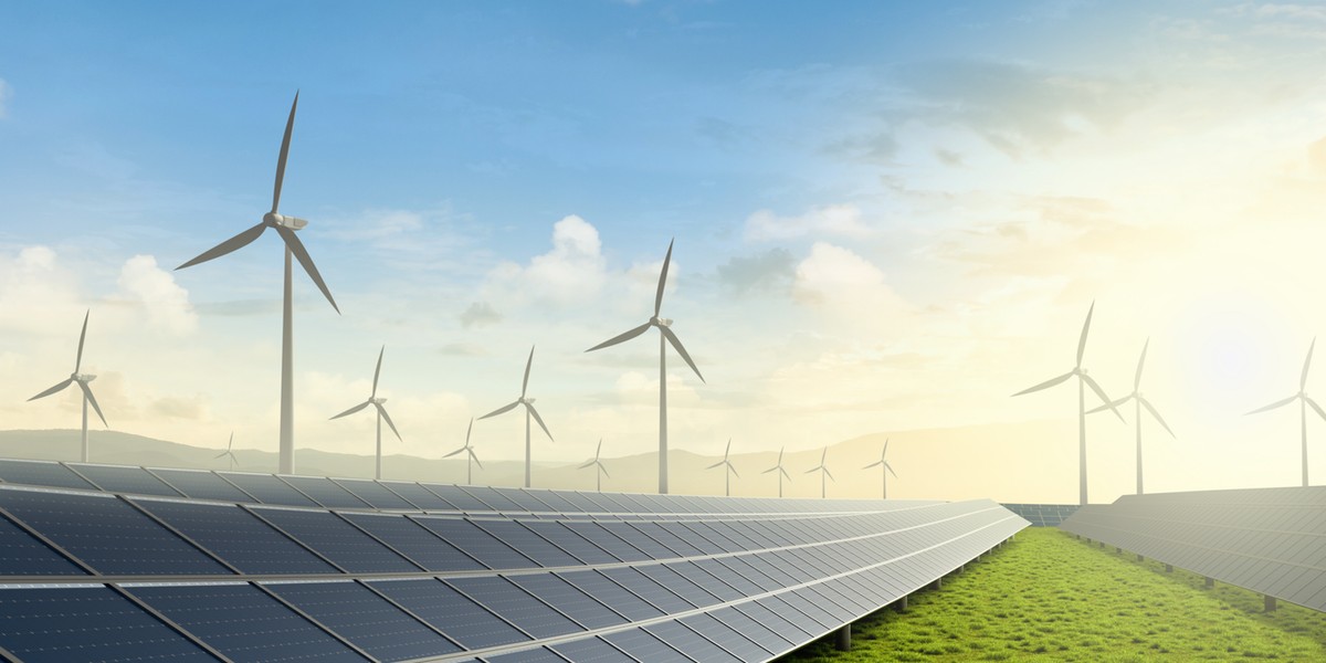 Amazon obwieścił zawarcie porozumień na nabycie blisko 200 MW mocy odnawialnej z trzech nowych elektrowni — dwóch fotowoltaicznych i jednej wiatrowej — umiejscowionych w województwach opolskim, zachodniopomorskim i lubelskim. Partnerami tego przedsięwzięcia są spółki R.Power oraz OX2. Ta inicjatywa współgra z ogólnym celem Amazon, którym jest osiągnięcie neutralności węglowej do 2040 r., a energia odnawialna ma istotny wpływ na realizację tego założenia. Amazon sięga po energię ze źródeł odnawialnych. Zdjęcie poglądowe