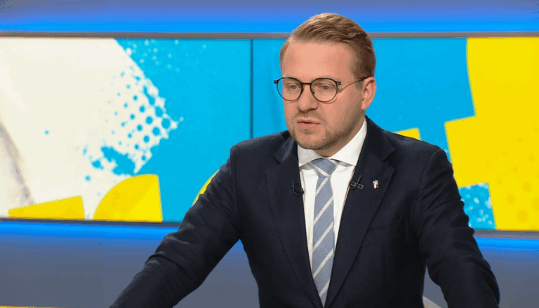 - Mogę odpowiedzieć dwiema kompozycjami. Pierwsza z nich to "12 gorszy" Kazika - w taki sposób eurodeputowany PiS Jacek Ozdoba odniósł się do poczynań prokuratury w sprawie Michała Wosia odnośnie zakupu Pegasusa. Według Ozdoby, to działanie przekracza "wszelkie możliwe ramy". - Państwo winno dysponować instrumentem do deszyfrowania wiadomości - objaśnił polityk PiS. Jacek Ozdoba o reakcji na sprawę Michała Wosia. "Skomentuję to dwiema nutami" - INFBusiness