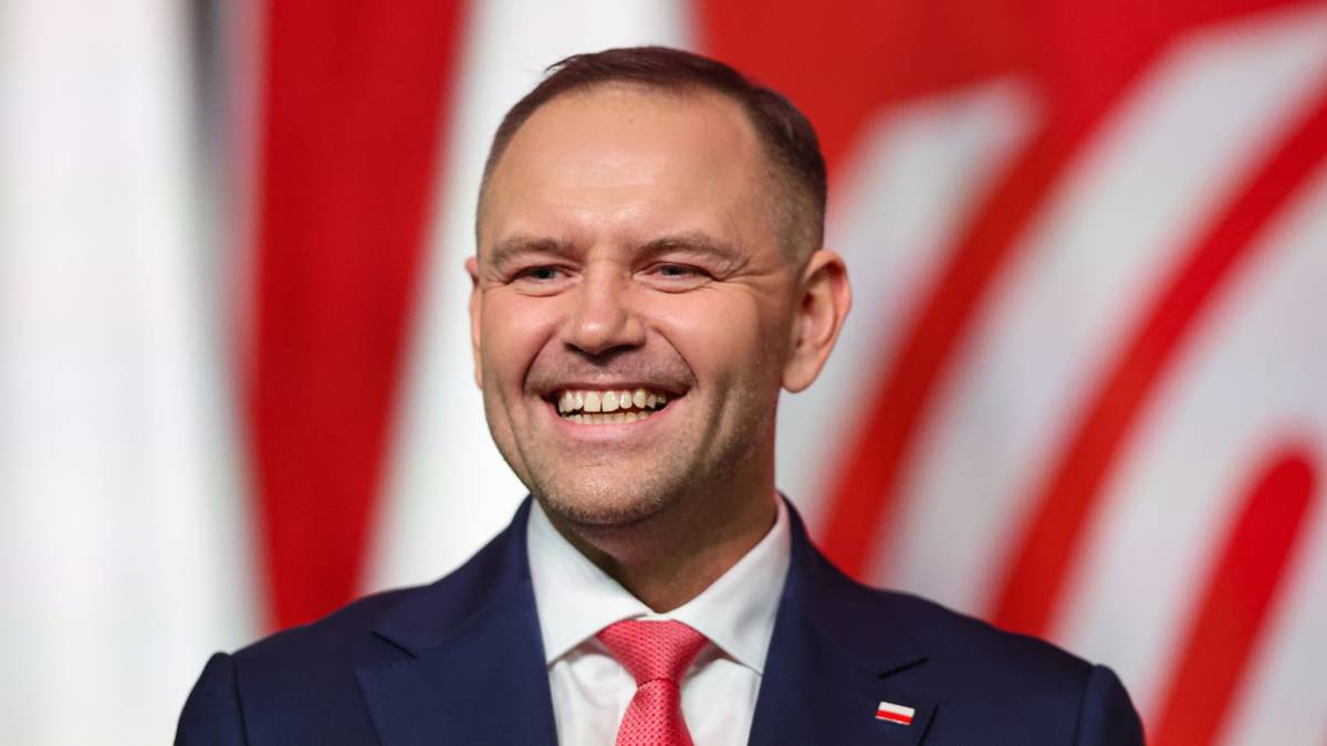 Większość osób w Polsce nie pragnęłaby utworzenia formacji politycznej wspieranej przez Karola Nawrockiego - tak wynika z najświeższego badania opinii publicznej, którego dokonał IBRiS. Wizja ta spotkała się z negatywnym odzewem 45% respondentów. Najliczniejsza grupa przeciwników to zwolennicy obozu sprawującego władzę. - W przypadku, gdyby powstała partia prezydencka, z pewnego punktu widzenia uderzyłoby to w PiS i Konfederację - oznajmił w Polsat News politolog Szymon Ossowski. Powstanie partia prezydencka Karola Nawrockiego? Polacy są jednomyślni