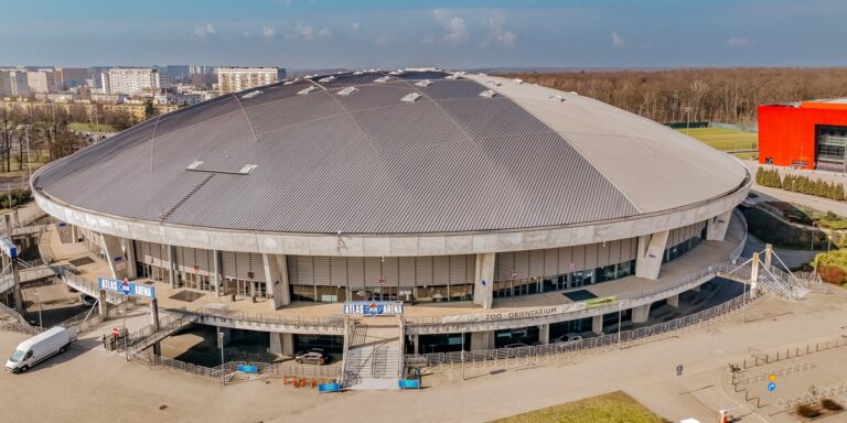 Łódź dowodzi, że administracja lokalna może prosperować jak sprawnie działające przedsiębiorstwo. Decyzja o zjednoczeniu trzech komunalnych firm pod wspólnym logiem Holdingu Łódź dała konkretne rezultaty. W miejsce zdecentralizowanych budżetów powstała jednolita jednostka z własną strategią finansową, inwestycyjną i organizacyjną. W przeciągu kilku miesięcy aglomeracja zaoszczędziła przeszło pięć milionów złotych. Ma to być wynikiem przemiany filozofii kierowania. Holding Łódź w działaniu. Nowy sposób zarządzania aktywami miejskimi przynosi rezultaty. - INFBusiness
