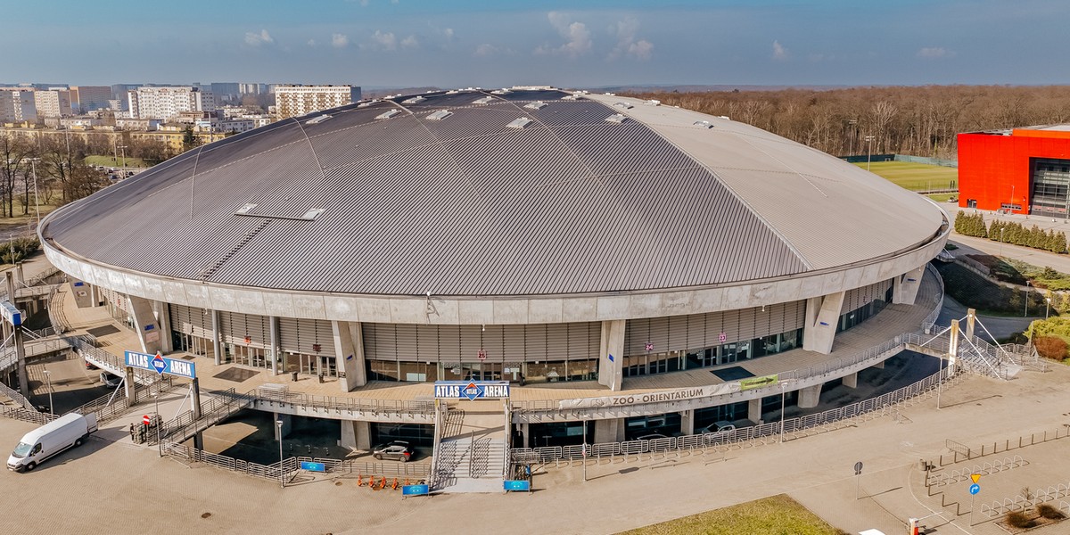 Łódź dowodzi, że administracja lokalna może prosperować jak sprawnie działające przedsiębiorstwo. Decyzja o zjednoczeniu trzech komunalnych firm pod wspólnym logiem Holdingu Łódź dała konkretne rezultaty. W miejsce zdecentralizowanych budżetów powstała jednolita jednostka z własną strategią finansową, inwestycyjną i organizacyjną. W przeciągu kilku miesięcy aglomeracja zaoszczędziła przeszło pięć milionów złotych. Ma to być wynikiem przemiany filozofii kierowania. Atlas Arena