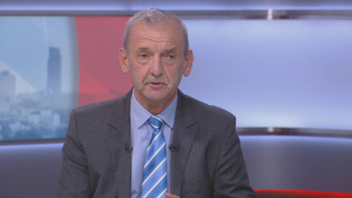 "Pojawia się problem", kiedy rodzic pisze do pedagoga o 23:00 i nie uzyskuje odpowiedzi - stwierdził lider ZNP Sławomir Broniarz, namawiając w Polsat News nauczycieli, by ustalali "wyraźne ramy" w kontaktach z rodzicami. Według niego, matki i ojcowie "weszli do szkoły". Zaś dr Waldemar Jakubowski z "Solidarności" wspomniał, że to opiekunowie, a nie wychowawcy, mogliby udawać się na eskapady z podopiecznymi. "Rodzice wtargnęli do szkoły". Mocne słowa Broniarza, mowa nawet o zastraszaniu