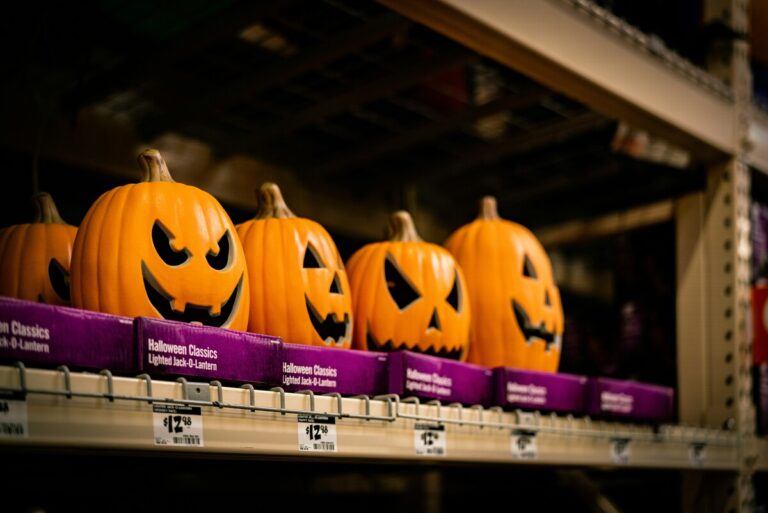 ```html Halloween 2025: Szczyt zakupów w branży handlowej. - INFBusiness