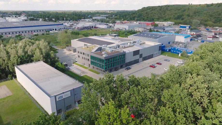 Korzenie rodzinne, globalny zasięg i innowacyjny zakład produkcyjny — tak prezentuje się ścieżka polskiego wytwórcy aromatów, który dowodzi, że nowoczesne rozwiązania mogą stanowić siłę kształtującą smak. Od korzeni w Polsce, przez globalny zasięg – wonna ewolucja rodzinnej firmy - INFBusiness