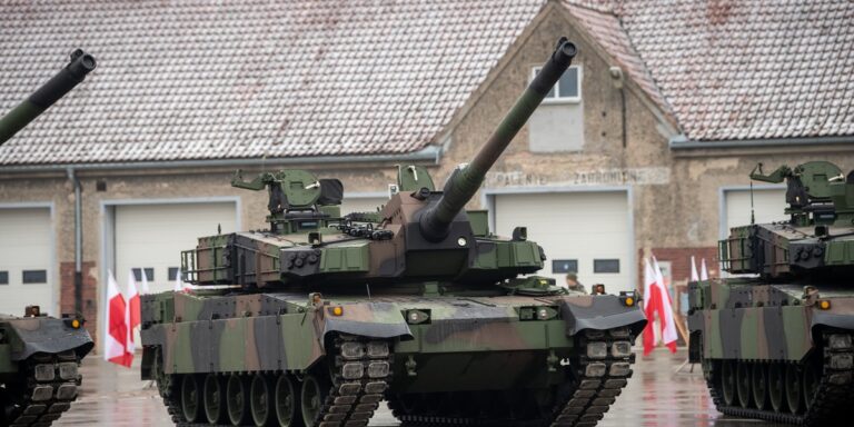 We wtorek w stolicy odbyło się uroczyste podpisanie istotnej umowy między Zakładami Mechanicznymi "Bumar-Łabędy" z Gliwic oraz południowokoreańskim konglomeratem Hyundai-Rotem. Ten dokument reguluje przekazanie technologii, umożliwiającej wytwarzanie czołgów K2 w naszym kraju, w zmodernizowanej wersji K2PL. Gliwice: Nowa linia produkcyjna dla czołgów K2PL zakontraktowana. - INFBusiness