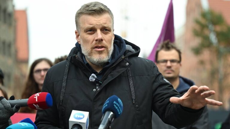 "Samorząd oznacza, by lokalne struktury trwały wiecznie" - kpi Adrian Zandberg, odpowiadając na słowa Rafała Trzaskowskiego, które pojawiły się w programie "Graffiti". W konwersacji z Marcinem Fijołkiem włodarz Warszawy zarzucił przedstawicielom Partii Razem, że "zupełnie nie pojmują istoty samorządności".  Trzaskowskiemu odpowiadają wspólnie: "Chcą, by miejscowe kliki trwały bez końca". - INFBusiness