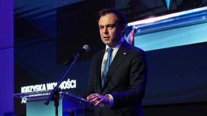 Kilka dni temu minister finansów radował się z dużego tempa przyrostu w sektorze produkcyjnym, a już w środę Główny Urząd Statystyczny zaprezentował kolejne dane, które mogą wzmocnić optymizm. Z badań dotyczących klimatu gospodarczego rysuje się polepszenie w porównaniu rocznym m.in. w fabrykach i handlu. Dodatkowo, branże hotelarska i gastronomiczna podnoszą się z trudnej sytuacji i zanotowały najsilniejszy postęp w nastrojach w ciągu roku spośród wszystkich działów gospodarki. Minister finansów: "gonimy Arabię Saudyjską i Holandię". Mówił o nowym etapie rozwoju