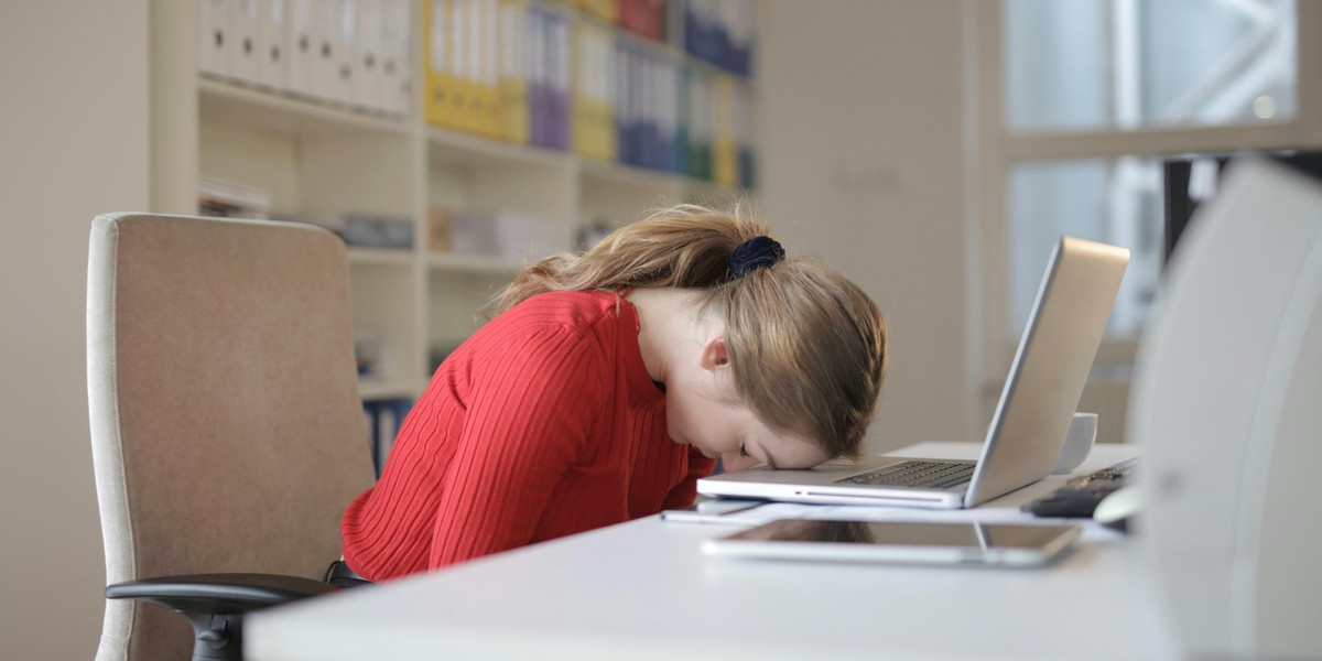 W noc z soboty 25 na niedzielę 26 października przesunęliśmy wskazówki zegarów. Dla wielu osób jest to wszakże tylko chwilowa poprawa. Jak wynika z analizy Huawei CBG Polska, przeszło 25% Polaków źle toleruje zmianę czasu, a blisko połowa (47%) odczuwa kłopoty z dostosowaniem się do nowego rytmu dobowego. Polacy niezbyt dobrze znoszą zmianę czasu