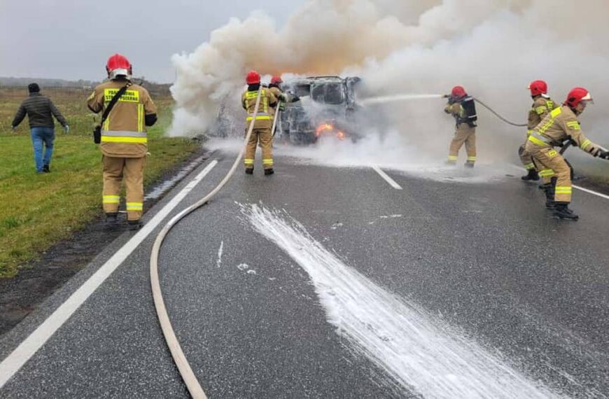 Tragedia w Kujawsko-Pomorskiem, pojazd w ogniu. Dwie ofiary śmiertelne.