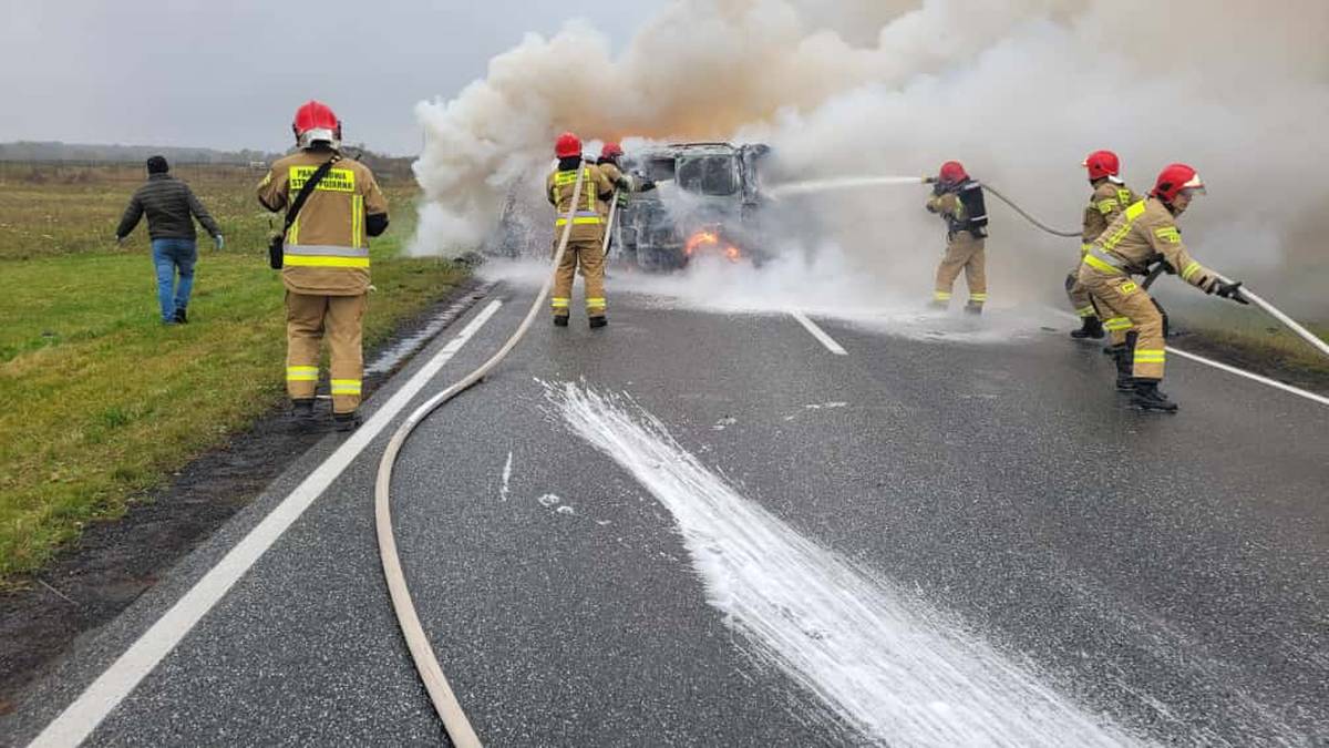 Dwie osoby poniosły śmierć, a kolejna doznała obrażeń w zdarzeniu drogowym, do którego doszło w miejscowości Lubaszcz (woj. kujawsko-pomorskie). Zderzył się tam samochód typu furgon i pojazd osobowy, który stanął w ogniu. Określana jest identyfikacja ofiar. Obie osoby jechały samochodem osobowym. Wypadek w Kujawsko-Pomorskiem, auto stanęło w płomieniach. Dwie osoby zginęły