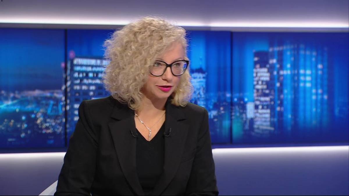 - Łączymy się dziś, ponieważ zdajemy sobie sprawę, że nie chodzi tu jedynie o bój o rządy, o nadchodzące głosowania, lecz o kwestie zasadnicze - oznajmił premier Donald Tusk w trakcie sobotniej konferencji scaleniowej PO, Nowoczesnej oraz Inicjatywy Polskiej. Zaznaczył również, że przywódcy tych formacji zdecydowali się na "trudne przedsięwzięcie". Ponadto potwierdził, że nowa struktura będzie nosić nazwę Koalicja Obywatelska. Schyłek PO, szef rządu informuje. "Sprawa nieprosta" - INFBusiness