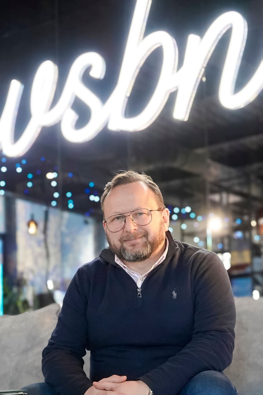 Inteligencja sztuczna dawno przekroczyła ramy samej technologii – przekształciła się w fenomen o zasięgu globalnym, mający fundamentalne znaczenie dla podziału wpływów w globalnej gospodarce. Polska coraz częściej pojawia się w opracowaniach jako potencjalny lider AI w regionie Europy Środkowo-Wschodniej. Czy idea „Polskiej Doliny AI” to realna możliwość, czy raczej śmiała wizja? Dr Sebastian Zupok z WSB-NLU w Nowym Sączu analizuje perspektywy, egzemplifikacje i trudności napotykane przez rodzimy sektor sztucznej inteligencji. dr Sebastian Zupok – prodziekan ds. kierunku Zarządzanie WSB-NLU w Nowym Sączu