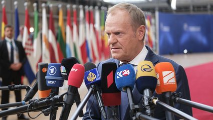 Kilka dni temu minister finansów radował się z dużego tempa przyrostu w sektorze produkcyjnym, a już w środę Główny Urząd Statystyczny zaprezentował kolejne dane, które mogą wzmocnić optymizm. Z badań dotyczących klimatu gospodarczego rysuje się polepszenie w porównaniu rocznym m.in. w fabrykach i handlu. Dodatkowo, branże hotelarska i gastronomiczna podnoszą się z trudnej sytuacji i zanotowały najsilniejszy postęp w nastrojach w ciągu roku spośród wszystkich działów gospodarki. Polska dopięła swego w Brukseli. Premier przekazał ważne wieści o ETS2