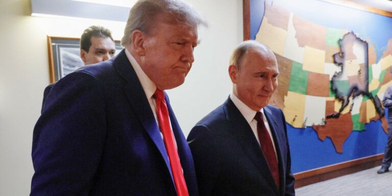 Prezydent Stanów Zjednoczonych, Donald Trump, w czwartek kąśliwie nawiązał do śmiałych uwag Władimira Putina, który wyraził wiarę w solidność rosyjskiej ekonomii wobec nowych restrykcji. — Zobaczymy to za pół roku — oznajmił zwierzchnik USA. Putin bagatelizuje sankcje USA. Donald Trump: zobaczymy za pół roku - INFBusiness