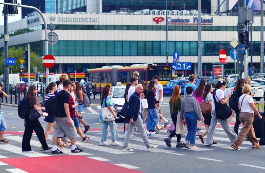 Stopa bezrobocia może wzrosnąć. Mniej nowych ofert pracy i więcej zwolnień.