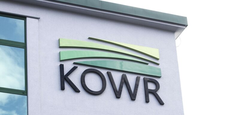 Wiceprezes firmy Dawtona, Piotr Wielgomas, w ciągu kilku najbliższych godzin ma otrzymać oficjalne zawiadomienie od dyrektora Krajowego Ośrodka Wsparcia Rolnictwa, Henryka Smolarza, z żądaniem niezwłocznego oddania terenu w Zabłotni. O sprawie poinformował Polsat News, opierając się na informacjach z nieoficjalnych źródeł. Teren pod Centralny Port Komunikacyjny w orbicie zainteresowań KOWR. Czy Piotr Wielgomas straci działkę? - INFBusiness