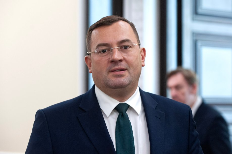 Szef resortu rolnictwa, Stefan Krajewski, dokonuje oceny pierwszych 90 dni sprawowania władzy. Premier Donald Tusk finalnie zaakceptował jego propozycje zmian personalnych na stanowiskach kierowniczych w agencjach podległych ministerstwu rolnictwa, w tym w KRUS. Krajewski podkreśla znaczenie dialogu z gospodarzami, aktywność legislacyjną i finansowe wsparcie dla obszarów wiejskich. Podkreśla, że jego priorytetem jest wdrażanie w życie, a nie tworzenie strategii. Minister rolnictwa Stefan Krajewski