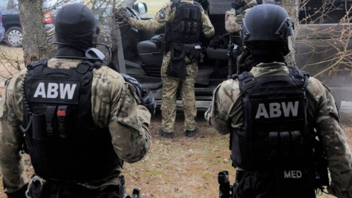 Obywatel Ukrainy i obywatelka Ukrainy w wieku 34 i 32 lat, zostali aresztowani w Katowicach w wyniku połączonych operacji Agencji Bezpieczeństwa Wewnętrznego oraz Służby Kontrwywiadu Wojskowego - oznajmił Jacek Dobrzyński, rzecznik prasowy ministra koordynatora służb specjalnych. Oboje spędzą nadchodzące trzy miesiące w izolacji. Służby zatrzymały dwoje Ukraińców. Mieli szpiegować m.in. wojsko