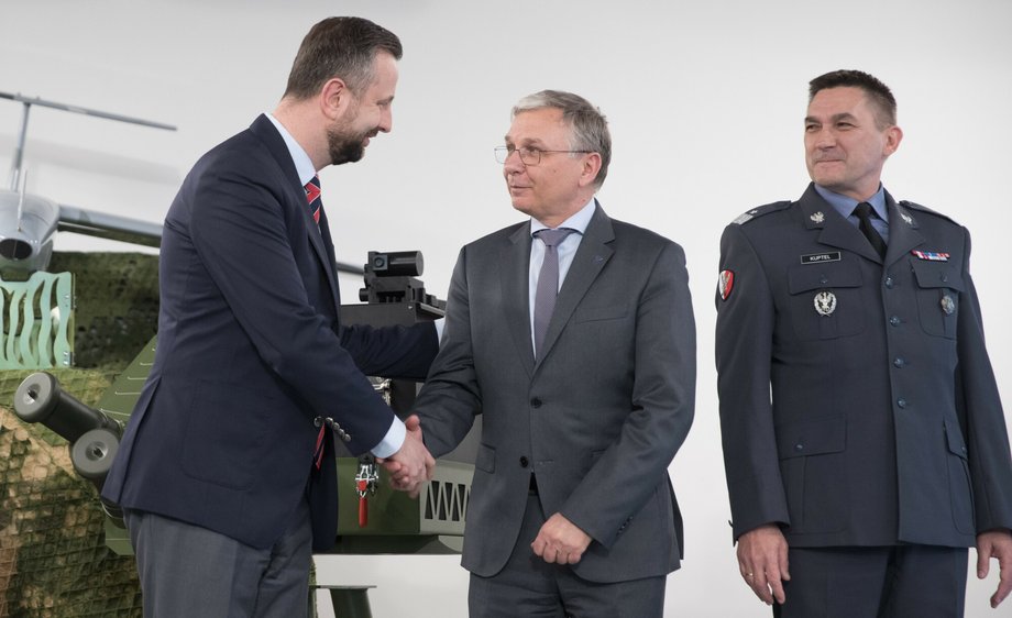 Finalizacja prac nad strategią Polskiego Funduszu Rozwoju zbliża się ku końcowi. Zostanie ona zaprezentowana jeszcze w bieżącym roku — oznajmia w wywiadzie dla Business Insider Polska wiceprezes Polskiego Funduszu Rozwoju do spraw inwestycji, Mikołaj Raczyński. Wyjawia również, które przedsiębiorstwa z portfolio funduszu posiadają charakter strategiczny, a które z nich mogą pojawić się na parkiecie giełdowym. Wiceprezes PFR prezentuje swój punkt widzenia na temat połączenia PZU i Banku Pekao, jak również debiutu na GPW bydgoskiej Pesy oraz spółki z sektora zbrojeniowego — WB Electronics. Spółka WB Electronics to jedna z najciekawszych polskich firm z sektora zbrojeniowego (na zdj. wicepremier i minister obrony narodowej Władysław Kosiniak-Kamysz, prezes WB Electronics Piotr Wojciechowski oraz gen. bryg. Artur Kuptel)
