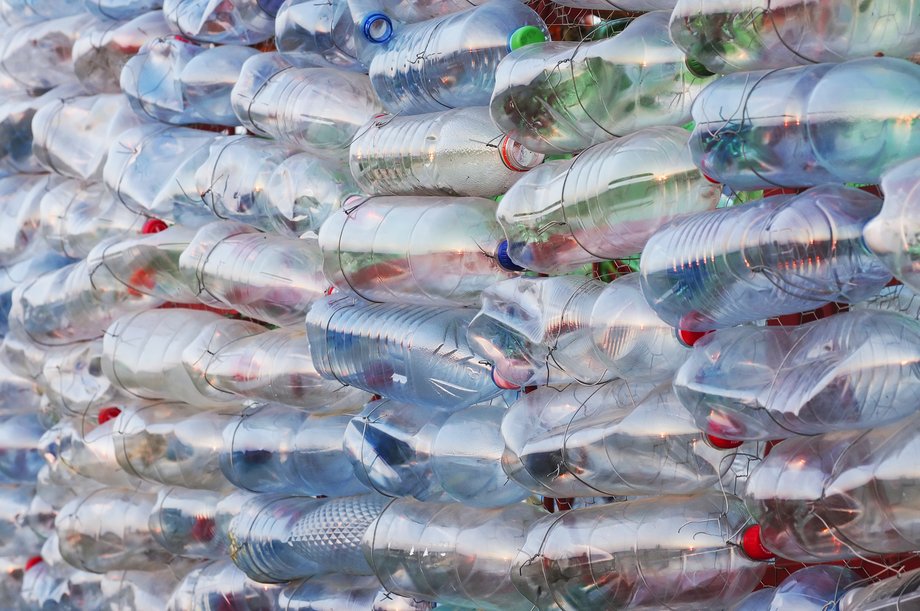 Biedronka i Dino będą instalować coraz więcej urządzeń do przyjmowania opakowań w ramach systemu depozytowego. Łącznie Biedronka zamierza ulokować 3 tys. recyklomatów do końca bieżącego roku. Z kolei Envipco oferuje recyklomaty dla mniejszych punktów handlowych. Plastikowe butelki po napojach, które obejmuje system kaucyjny