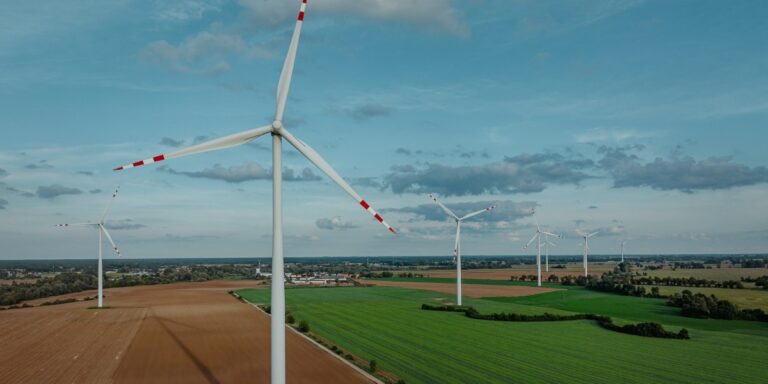 Po zaprezentowaniu we wrześniu nowej, ambitnej, 5-letniej strategii „Cała naprzód”, mBank nie zwalnia kroku i przedstawia swój Program Transformacji. Jako czołowy podmiot w finansowaniu transformacji energetycznej, bank wyznacza tym samym wyraźny kierunek ku neutralności klimatycznej, wsparciu polskiej ekonomii i wzmocnieniu konkurencyjności krajowych przedsiębiorstw. mBank ogłasza strategię zmian - INFBusiness