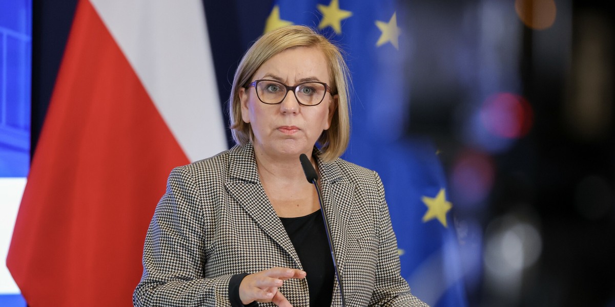 Ministerstwo Klimatu i Środowiska zakomunikowało o prowadzonych działaniach nad opracowaniem dokumentu, którego celem jest zdefiniowanie surowców deficytowych, kluczowych dla polskiej ekonomii. Kwestia ta zyskuje szczególnego znaczenia w obliczu narastających ograniczeń eksportowych implementowanych przez Chiny, posiadające dominującą pozycję na rynku surowców strategicznych. Paulina Hennig-Kloska, ministra klimatu i środowiska