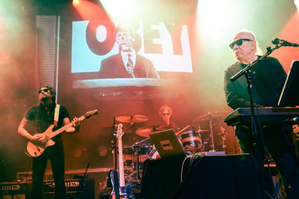 <p> John Carpenter ogłosił we wtorek, że będzie transmitował na żywo swój koncert w Los Angeles w noc Halloween. Występ rozpocznie się w piątek o godzinie 23:00 czasu wschodniego (EDT). Koncert Johna Carpentera na Halloween będzie transmitowany na żywo - INFBusiness