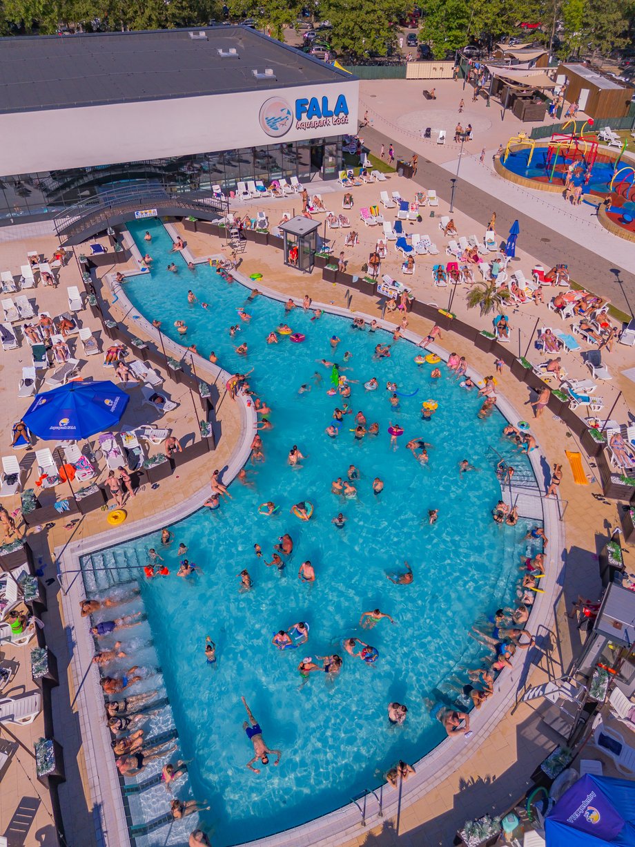 Łódź dowodzi, że administracja lokalna może prosperować jak sprawnie działające przedsiębiorstwo. Decyzja o zjednoczeniu trzech komunalnych firm pod wspólnym logiem Holdingu Łódź dała konkretne rezultaty. W miejsce zdecentralizowanych budżetów powstała jednolita jednostka z własną strategią finansową, inwestycyjną i organizacyjną. W przeciągu kilku miesięcy aglomeracja zaoszczędziła przeszło pięć milionów złotych. Ma to być wynikiem przemiany filozofii kierowania. Aquapark Fala