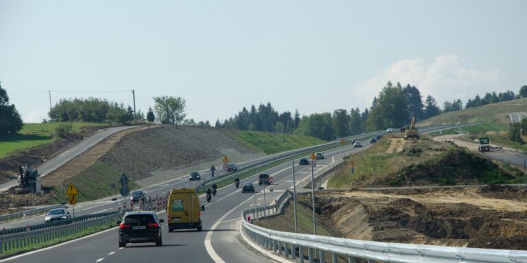 Generalna Dyrekcja Dróg Krajowych i Autostrad przedstawiła szerokie zamierzenia na nadchodzące lata. W 2026 roku agencja planuje rozpocząć konkursy ofert na realizację niemal 300 km nowych arterii, których wartość oszacowano na 12 mld zł. W następnym roku skala przedsięwzięć ma być jeszcze pokaźniejsza — GDDKiA zakłada postępowania przetargowe na 390-480 km szlaków. Nowe trasy szybkiego ruchu i obwodnice. GDDKiA przedstawia szerokie zamierzenia drogowe - INFBusiness