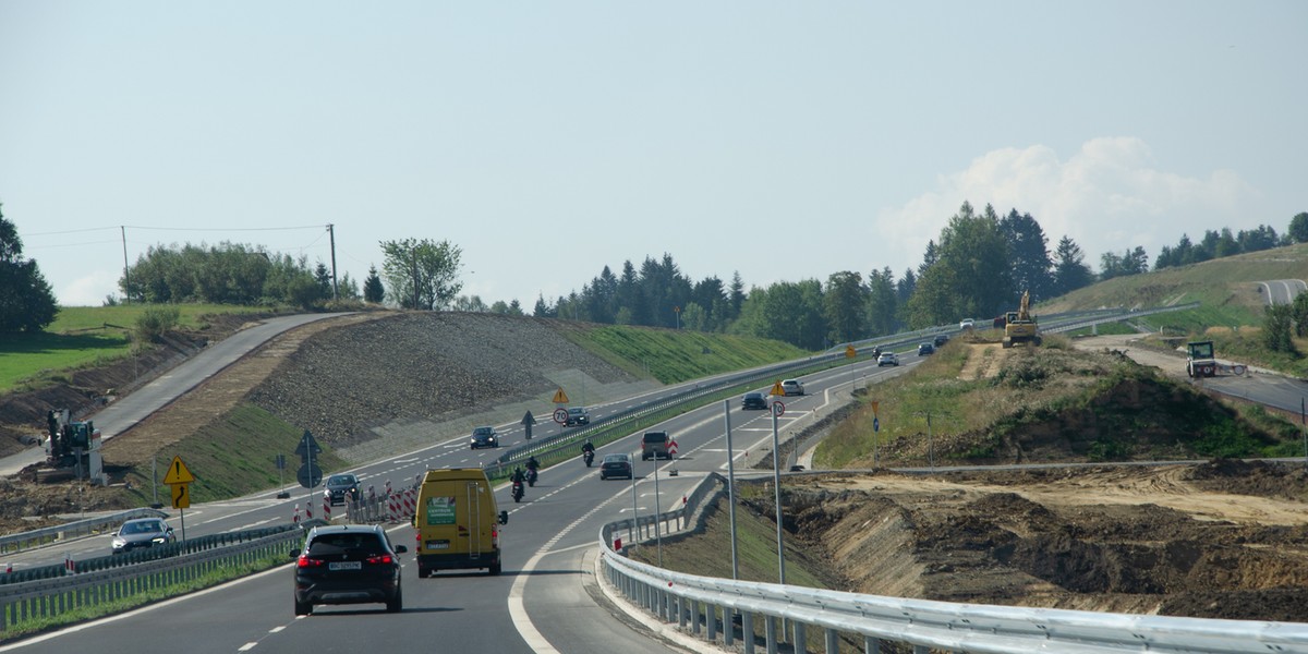 Generalna Dyrekcja Dróg Krajowych i Autostrad przedstawiła szerokie zamierzenia na nadchodzące lata. W 2026 roku agencja planuje rozpocząć konkursy ofert na realizację niemal 300 km nowych arterii, których wartość oszacowano na 12 mld zł. W następnym roku skala przedsięwzięć ma być jeszcze pokaźniejsza — GDDKiA zakłada postępowania przetargowe na 390-480 km szlaków. Do końca bieżącego roku GDDKiA przewiduje ogłoszenie 19 przetargów na budowę dróg o łącznej długości niemal 250 km.