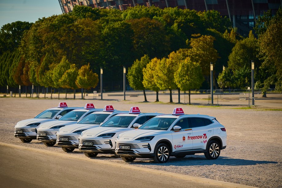 Toyota corolla jest autem, które najczęściej można spotkać we flocie warszawskich taksówkarzy. Sytuacja ta może się jednak zmienić. Auta z Chin radzą sobie coraz lepiej na naszym rynku krajowym - i mają szansę na zmiany również w sektorze przewozów osobowych. Freenow by Lyft, jeden z głównych graczy na naszym rynku, właśnie poinformował o rozpoczęciu kooperacji z firmą BYD w Polsce. Taksówki BYD