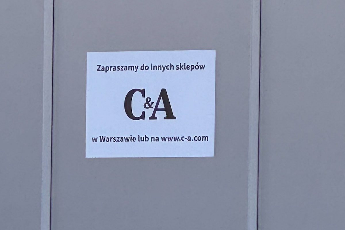 Przemiany zachodzące w jednym z najpopularniejszych miejsc w stolicy mogą wywoływać zdziwienie. W minionych dniach sporo znanych brandów, które przez lata współtworzyły ofertę Domów Handlowych Wars Sawa Junior, niespodziewanie podjęło decyzję o zakończeniu funkcjonowania w tej lokalizacji. Po 21 latach H&M opuszcza Marszałkowską, a po aktywnie działającym sklepie C&A nie pozostał już żaden znak. Co to oznacza dla ścisłego centrum i jakie modyfikacje czekają to miejsce? C&A nagle zamknęło sklep na Marszałkowskiej. Co dale z DH Wars Sawa Junior? Na zdjęciu kartka wisząca na witrynie salonu, informująca o zamknięciu.