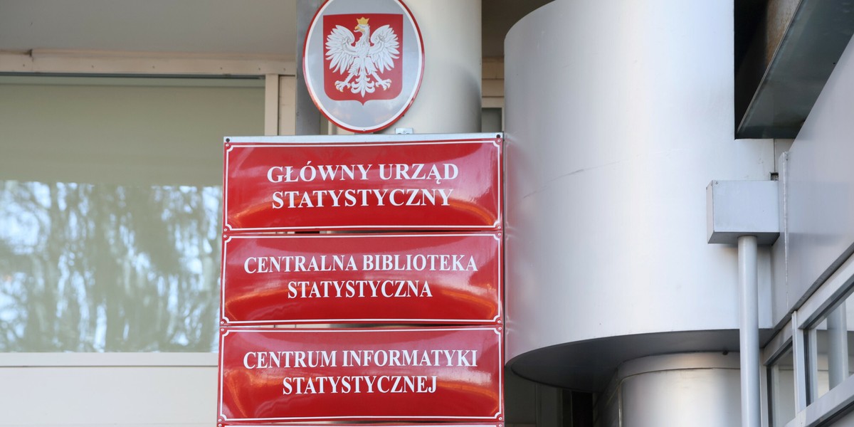 GUS skorygował w czwartek ocenę progresu PKB w drugim kwartale do 3,3 proc. z 3,4 proc. rok do roku. Równocześnie zachował oszacowanie za pierwszy kwartał na poziomie 3,2 proc. rok do roku. Decydujące okazały się zrewidowane informacje o wymianie handlowej z zagranicą. Dynamika PKB po najnowszej rewizji przez GUS nieco spadła