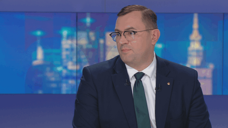 - To nie tylko kwestia tej parceli. To mnóstwo uchybień, które odkryliśmy, co potwierdza raport początkowy KOWR-u po przejęciu sterów od PiS - oznajmił minister rolnictwa Stefan Krajewski w programie "Debata Gozdyry", nawiązując do zbycia działki w Zabłotni. - Zarządziłem inspekcję doraźną, a także obszerny audyt zewnętrzny - obwieścił. Masa uchybień. Minister rolnictwa Stefan Krajewski o stanie w KOWR. - INFBusiness