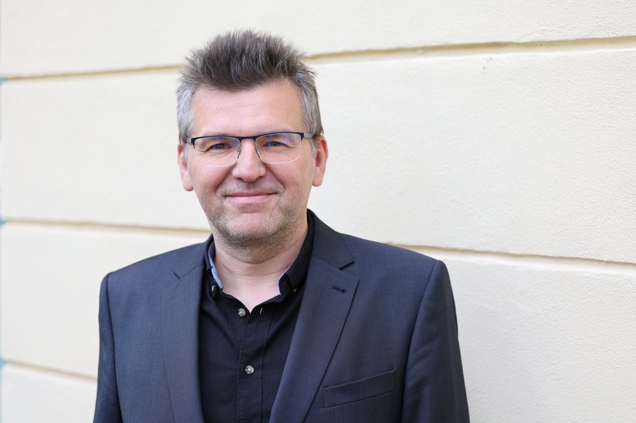 Joel Mokyr, Philippe Aghion i Peter Howitt to osoby, które w tym roku otrzymały Nagrodę Nobla w dziedzinie ekonomii. Wyróżnienie to wręczono im za "wyjaśnienie mechanizmu wzrostu ekonomicznego, którego motorem są innowacje". Mokyr otrzyma połowę z łącznej kwoty nagrody, wynoszącej 11 mln koron szwedzkich, natomiast Aghion i Howitt podzielą się pozostałą częścią. Akademia zaznaczyła, że dzieła nagrodzonych ukazują, w jaki sposób nowe technologie mogą stymulować stały postęp w gospodarce. prof. dr hab. Michał Brzeziński, Katedra Ekonomii Politycznej, Wydział Nauk Ekonomicznych UW.