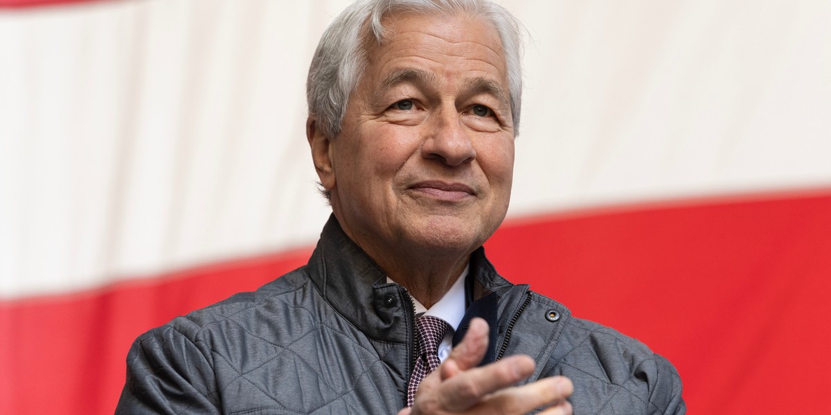 "Musimy interweniować natychmiast. Zależność Stanów Zjednoczonych od niepewnych źródeł zagranicznych jest zbyt duża" — alarmuje szef JPMorgan, Jamie Dimon. Instytucja finansowa uruchamia fundusze na dofinansowanie istotnych projektów. Jamie Dimon, prezes JP Morgan