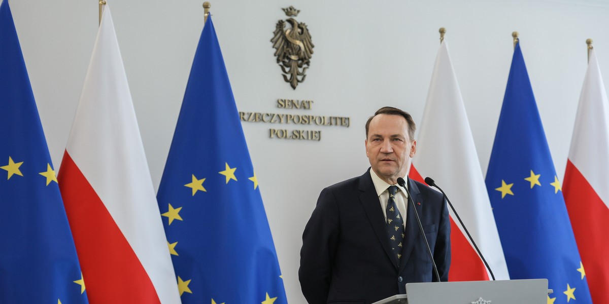 Rzeczpospolita Polska zamierza zintensyfikować transformację gospodarczą w kierunku modelu bazującego na wiedzy, a zasadniczą rolę w tym procesie mogą odegrać Polacy żyjący poza granicami kraju. "Doświadczenia, które nasi ziomkowie wnoszą z emigracji, są w stanie tę transformację usprawnić" — oznajmił w czwartek minister spraw zagranicznych Radosław Sikorski, prezentując w Senacie raport dotyczący polityki wobec Polonii. Wicepremier, minister spraw zagranicznych Radosław Sikorski.