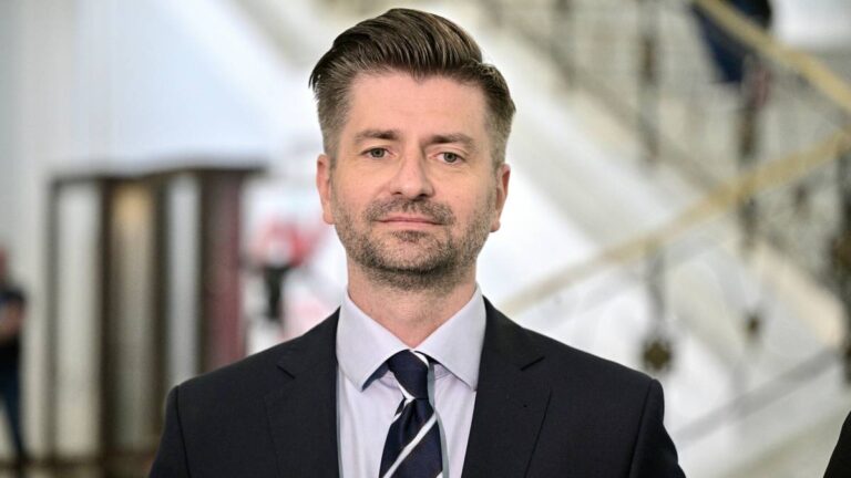 Krzysztof Śmiszek zmaga się z ciężką chorobą. Robert Biedroń wyjawia - INFBusiness