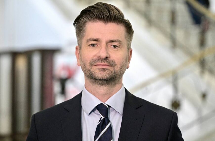 Krzysztof Śmiszek zmaga się z ciężką chorobą. Robert Biedroń wyjawia