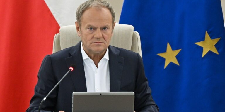 W czwartek w stolicy Belgii, Brukseli, szefowie państw członkowskich UE spotykają się na posiedzeniu, które omówi fundamentalne dla Polski kwestie, takie jak wsparcie finansowe dla Ukrainy w formie pożyczki. Ma być ona udostępniona dzięki zamrożonym środkom pieniężnym należącym do Rosji. Następnym ważnym zagadnieniem jest zamierzenie ograniczenia emisji dwutlenku węgla w UE do roku 2040. Jednakże, największe poruszenie, pośród tematów rozważanych na Radzie Europejskiej, wywołuje ETS 2, czyli danina od emisji związanych z dogrzewaniem domostw i komunikacją drogową, która planowo ma zacząć obowiązywać od 2027 roku. Naczelne spotkanie szefów UE. Rozmowy o wsparciu finansowym dla Ukrainy i daninie emisyjnej ETS2. - INFBusiness
