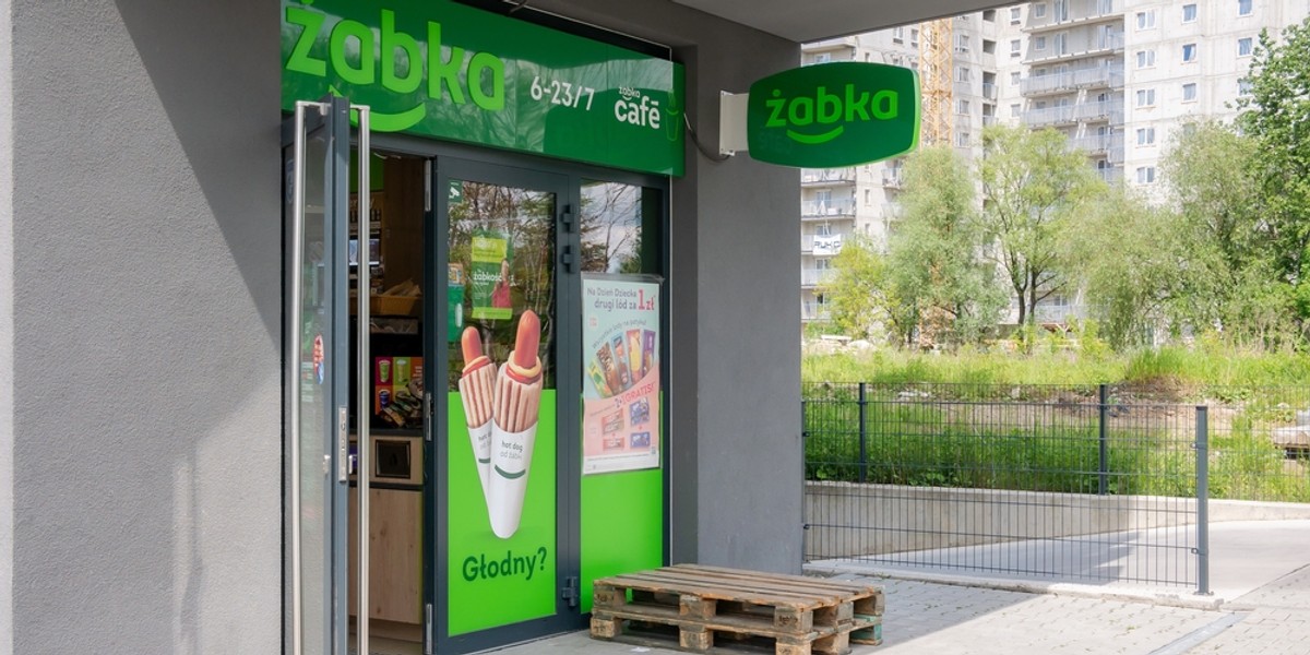 Ile można zarobić, prowadząc placówkę pod szyldem Żabki? Właściciel brandu ujawnił, że w pierwszym półroczu bieżącego roku znaczna większość notowała dochody miesięczne przekraczające poziom 30 tys. zł. Zdjęcie ilustracyjne