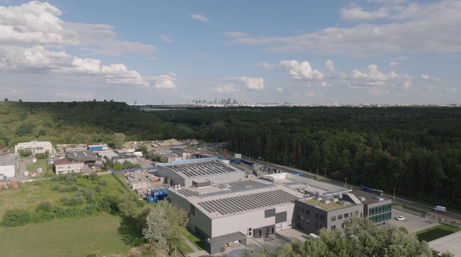 Korzenie rodzinne, globalny zasięg i innowacyjny zakład produkcyjny — tak prezentuje się ścieżka polskiego wytwórcy aromatów, który dowodzi, że nowoczesne rozwiązania mogą stanowić siłę kształtującą smak. Od korzeni w Polsce, przez globalny zasięg – wonna ewolucja rodzinnej firmy - INFBusiness