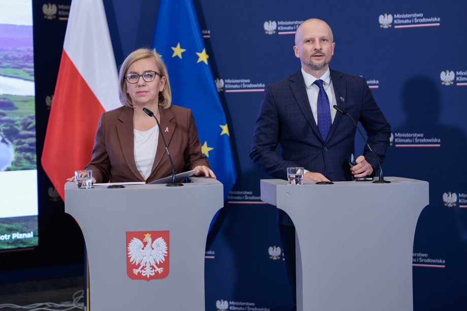 Rząd Donalda Tuska prezentuje mieszane rezultaty w sferze polityki energetycznej. Obszarem tym zarządzają ministerstwa energii i klimatu. Zdołano osiągnąć spore postępy w temacie energetyki nuklearnej. Inwestycje w gazownictwo wykazały przyśpieszenie. Zdecydowanie słabo rząd wypada natomiast w kontekście znajdującego się w trudnej sytuacji górnictwa węglowego. Koalicję obciąża także upadek, zasadniczego z punktu widzenia ekologicznej transformacji, programu Czyste Powietrze. W obszarze energetyki opartej na źródłach odnawialnych nie powiodły się usiłowania liberalizacji ustawy dotyczącej wiatraków. Minister klimatu i środowiska Paulina Hennig-Kloska (L) oraz podsekretarz stanu w MKiŚ, Główny Konserwator Przyrody Mikołaj Dorożała (P)
