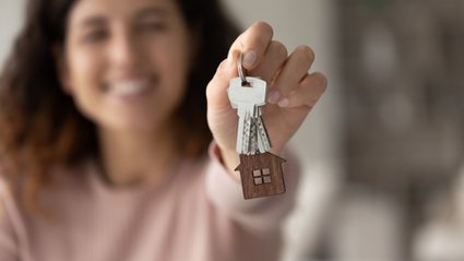 Głowa państwa USA, Donald Trump, obwieścił znaczące postępy w kwestii rokowań dotyczących nowej umowy handlowej z Republiką Korei. W trakcie pobytu w Azji, zasygnalizował, że pertraktacje znajdują się w dojrzałej fazie, pomimo iż niektóre zagadnienia wciąż wymagają rozstrzygnięcia. Coraz więcej młodych Polaków mieszka z rodzicami. CBOS ujawnia powody