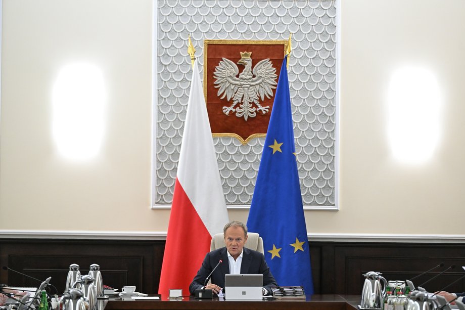 W czwartek w stolicy Belgii, Brukseli, szefowie państw członkowskich UE spotykają się na posiedzeniu, które omówi fundamentalne dla Polski kwestie, takie jak wsparcie finansowe dla Ukrainy w formie pożyczki. Ma być ona udostępniona dzięki zamrożonym środkom pieniężnym należącym do Rosji. Następnym ważnym zagadnieniem jest zamierzenie ograniczenia emisji dwutlenku węgla w UE do roku 2040. Jednakże, największe poruszenie, pośród tematów rozważanych na Radzie Europejskiej, wywołuje ETS 2, czyli danina od emisji związanych z dogrzewaniem domostw i komunikacją drogową, która planowo ma zacząć obowiązywać od 2027 roku. Premier Donald Tusk na posiedzeniu rządu