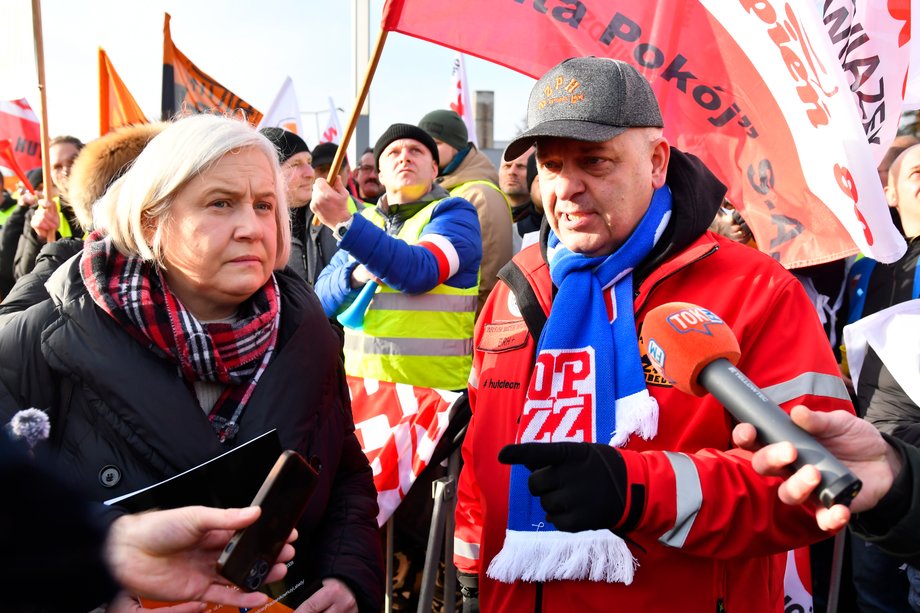 Rząd Donalda Tuska prezentuje mieszane rezultaty w sferze polityki energetycznej. Obszarem tym zarządzają ministerstwa energii i klimatu. Zdołano osiągnąć spore postępy w temacie energetyki nuklearnej. Inwestycje w gazownictwo wykazały przyśpieszenie. Zdecydowanie słabo rząd wypada natomiast w kontekście znajdującego się w trudnej sytuacji górnictwa węglowego. Koalicję obciąża także upadek, zasadniczego z punktu widzenia ekologicznej transformacji, programu Czyste Powietrze. W obszarze energetyki opartej na źródłach odnawialnych nie powiodły się usiłowania liberalizacji ustawy dotyczącej wiatraków. Gliwice, 07.12.2024, Konwencja koalicji Obywatelskiej, n/z Minister przemysłu Marzena Czarnecka rozmawia z uczestnikami protestu związkowców związanych z hutnictwem i górnictwem.
