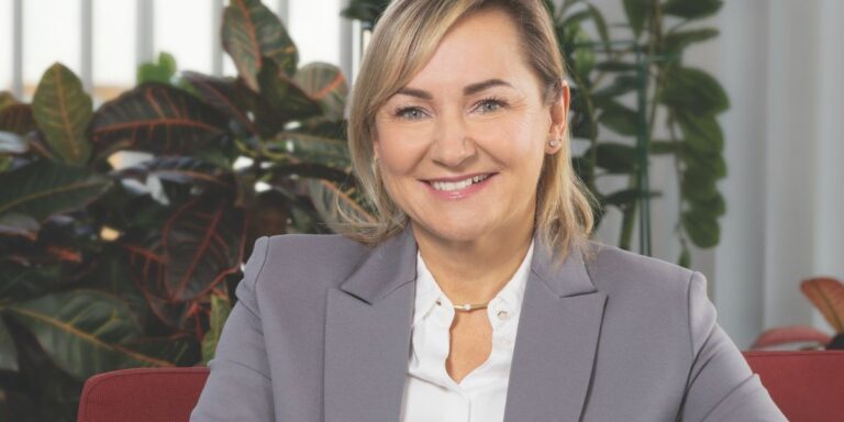 Nowoczesne rozwiązania z pogranicza sztucznej inteligencji i robotyki zdobywają popularność w różnych sektorach, w tym w szeroko rozumianej strefie bezpieczeństwa. Czy zatem maszyny będą mogły zastąpić w niej ludzi, na przykład funkcjonariuszy ochrony? "Nie sądzę" — stwierdza w rozmowie z Business Insider Polska Sylwia Müller, przewodnicząca zarządu Seris Konsalnet Holding S.A. Dodaje również, że segment ten wciąż bazuje w znacznej mierze na tym, co jest "obszarem kompetencji człowieka". Czy stróże prawa będą zastąpieni przez roboty? "Wątpię" - INFBusiness