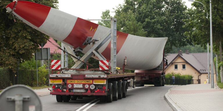 Gdzie Unia Europejska zaopatruje się w elementy do paneli fotowoltaicznych i turbin wiatrowych? - INFBusiness