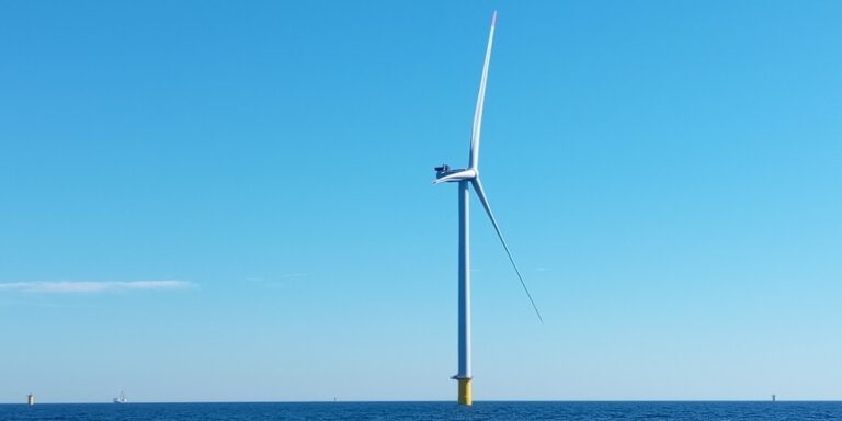 Orlen, znaczący polski konglomerat paliwowy, obwieścił we wtorek o zawarciu porozumień z Bankiem Gospodarstwa Krajowego, dzięki którym uzyskał 3,5 mld zł z Krajowego Planu Odbudowy (KPO). Te zasoby zostaną dedykowane na postęp morskich parków wiatrowych Baltic Power i Baltic East. Orlen finansuje się z KPO. Inwestuje w bałtyckie elektrownie wiatrowe na morzu. - INFBusiness